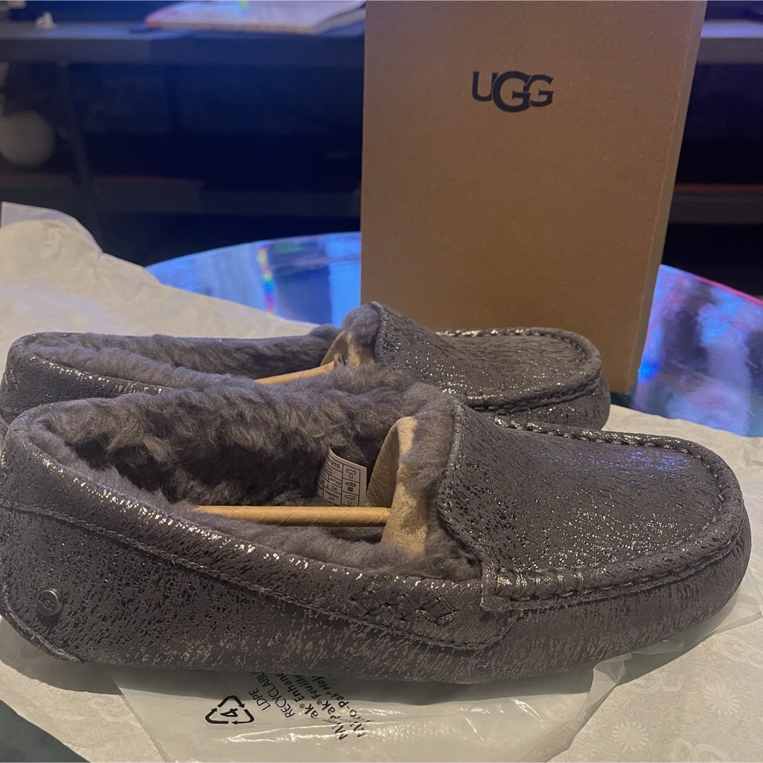 UGG(アグ)のUGG アグ　新品未使用　２４㎝　アグプラッシュ　灰色 レディースの靴/シューズ(ブーツ)の商品写真