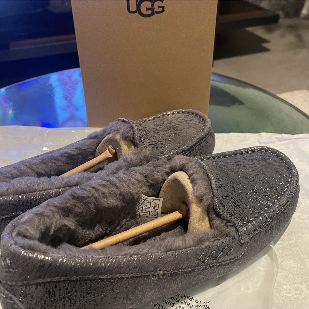 UGG(アグ)のUGG アグ　新品未使用　２４㎝　アグプラッシュ　灰色 レディースの靴/シューズ(ブーツ)の商品写真