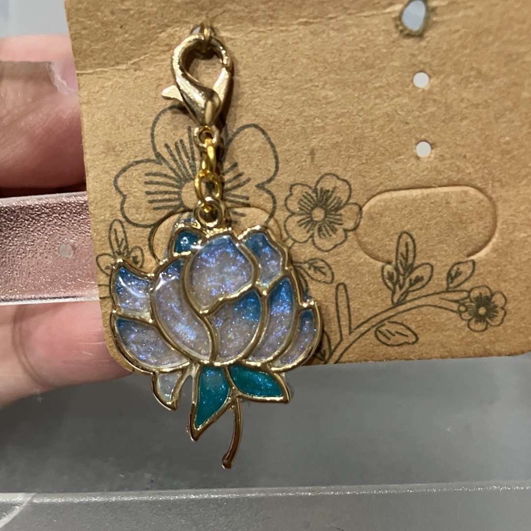 Uproar ハンドメイド　レジン　マスクチャーム 蓮の花　睡蓮　ブルー　ラメ ハンドメイドのアクセサリー(チャーム)の商品写真