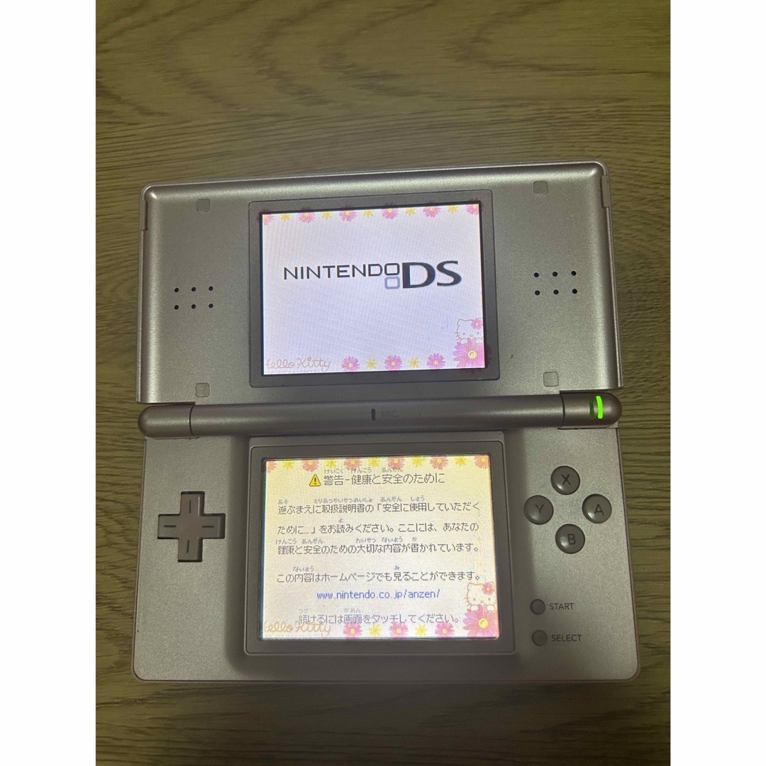 ニンテンドーDS(ニンテンドーDS)のニンテンドー DS Lite メタリックロゼ 充電器 説明書付き エンタメ/ホビーのゲームソフト/ゲーム機本体(携帯用ゲーム機本体)の商品写真