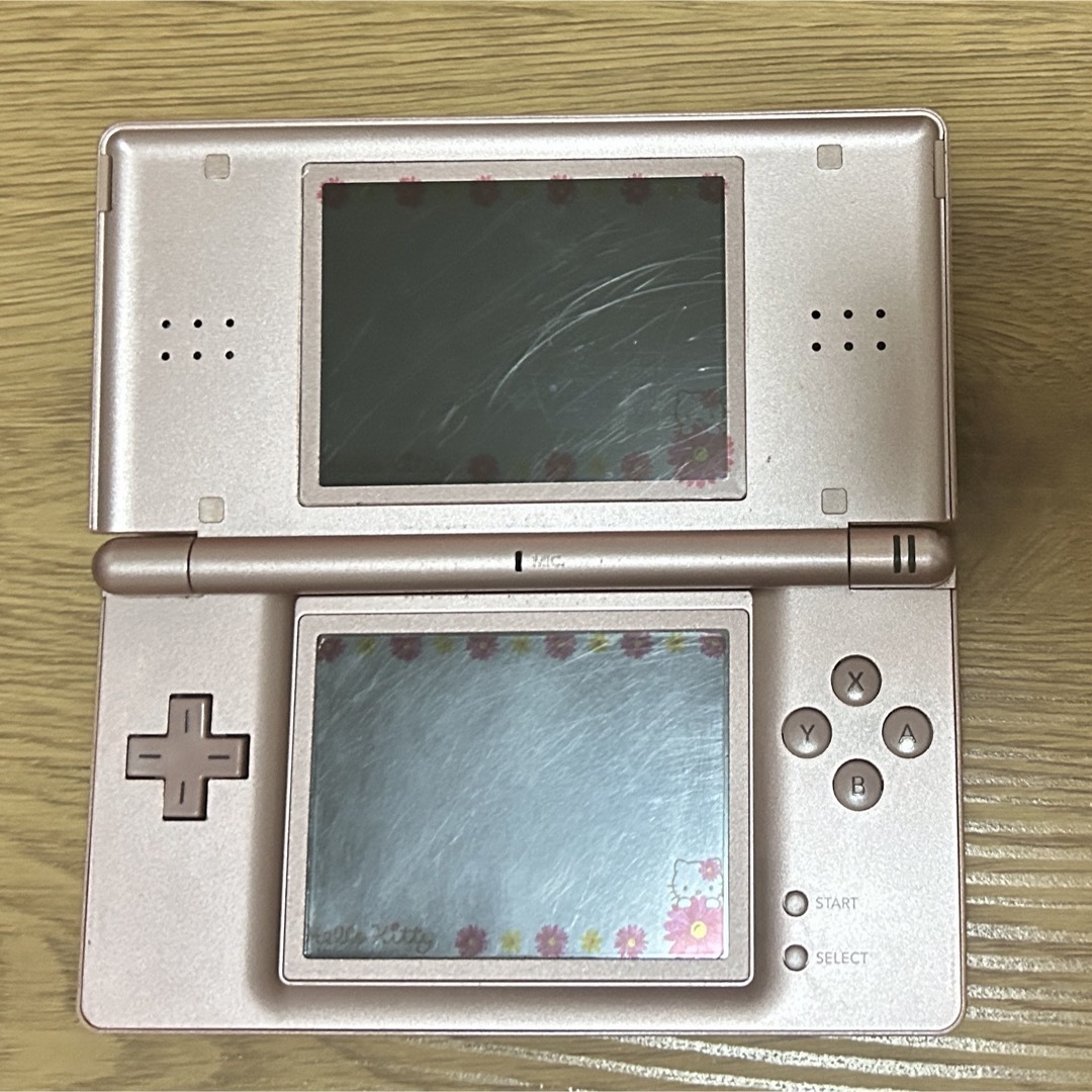 ニンテンドーDS(ニンテンドーDS)のニンテンドー DS Lite メタリックロゼ 充電器 説明書付き エンタメ/ホビーのゲームソフト/ゲーム機本体(携帯用ゲーム機本体)の商品写真