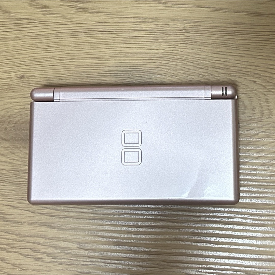 ニンテンドーDS(ニンテンドーDS)のニンテンドー DS Lite メタリックロゼ 充電器 説明書付き エンタメ/ホビーのゲームソフト/ゲーム機本体(携帯用ゲーム機本体)の商品写真