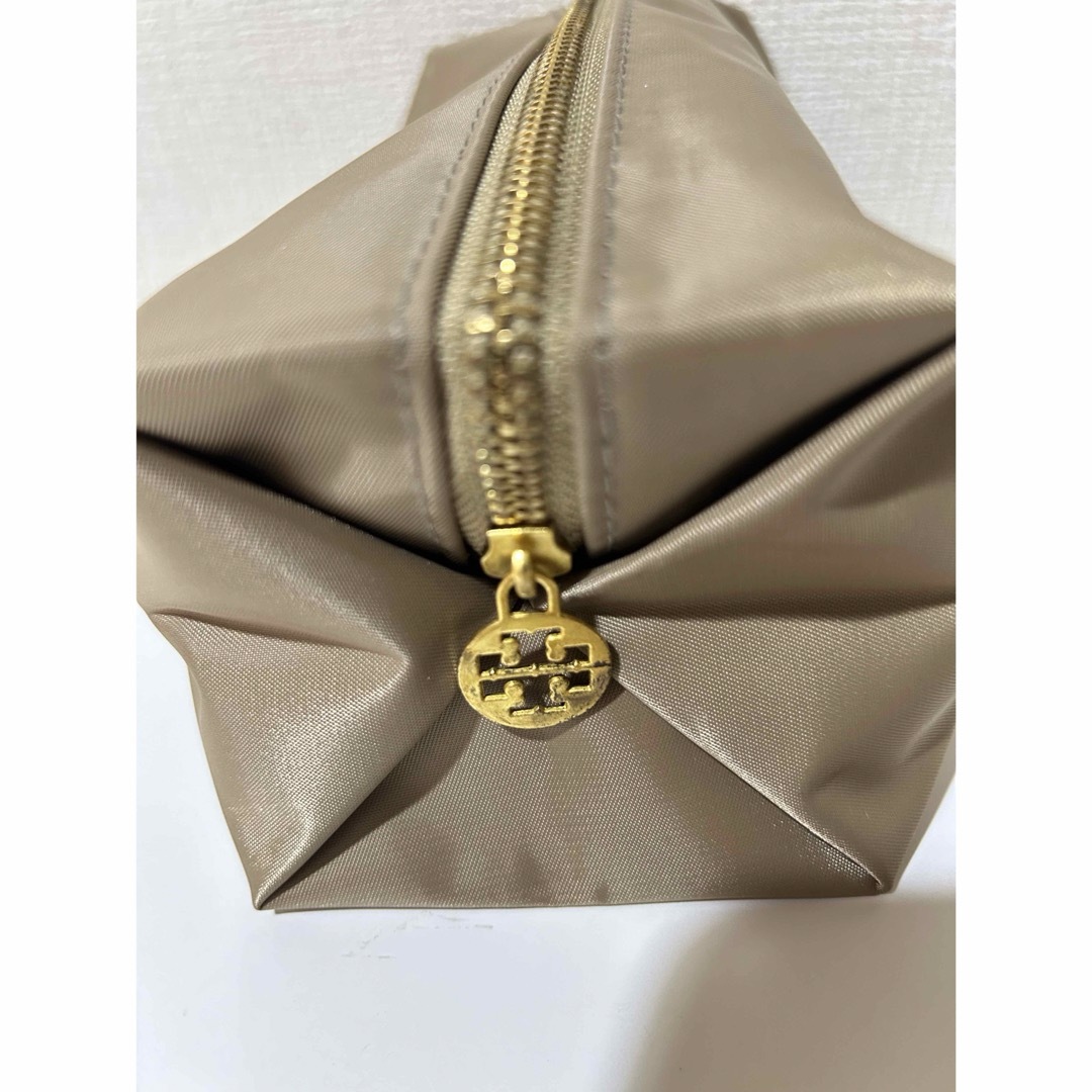 Tory Burch(トリーバーチ)の未使用★トリーバーチ★ナイロンコスメポーチ、ベージュゴールド レディースのファッション小物(ポーチ)の商品写真