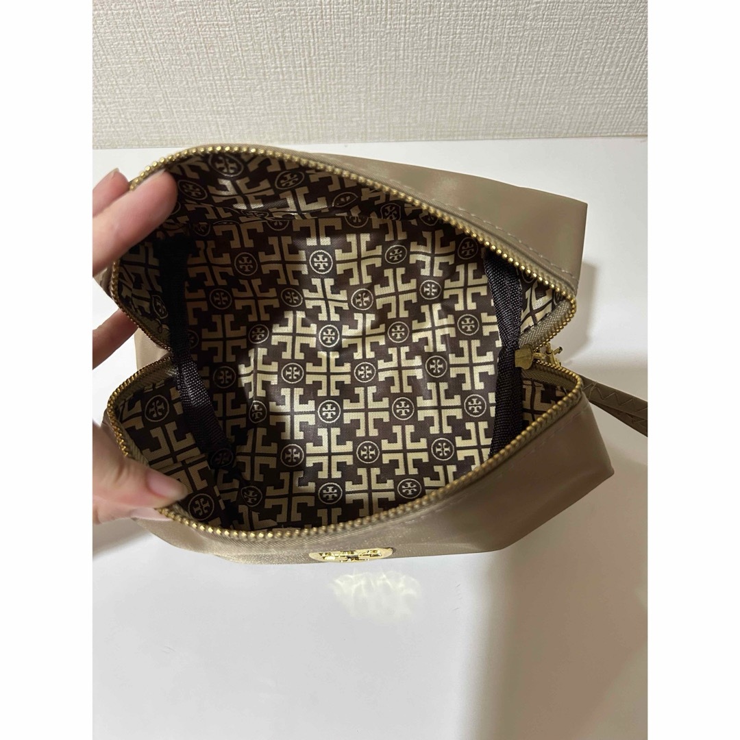 Tory Burch(トリーバーチ)の未使用★トリーバーチ★ナイロンコスメポーチ、ベージュゴールド レディースのファッション小物(ポーチ)の商品写真