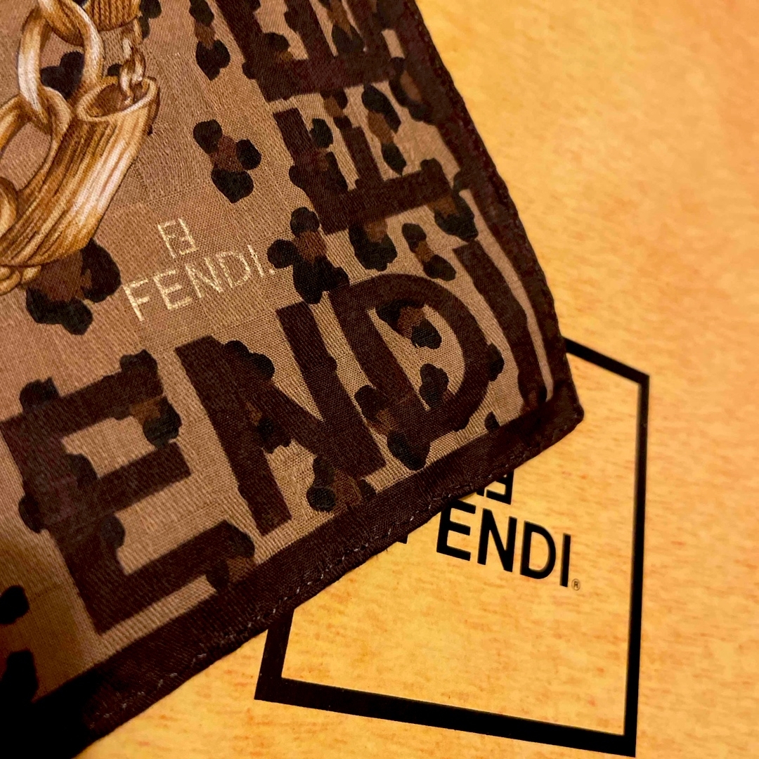 FENDI(フェンディ)の🉐未使用　フェンディ ハンカチスカーフ　　　　　レオパード チェーン　人気定番🟫 レディースのファッション小物(ハンカチ)の商品写真