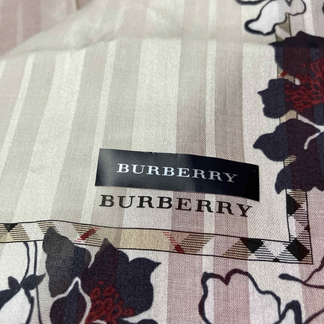 BURBERRY(バーバリー)のBURBERRY ハンカチ透かしストライプ　ノバチェック花柄新品未使用シール付き レディースのファッション小物(ハンカチ)の商品写真