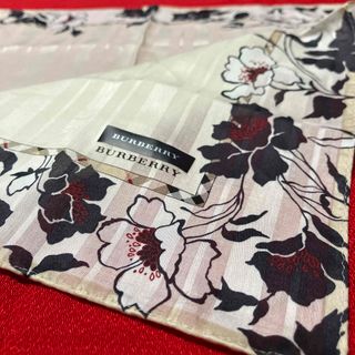 バーバリー(BURBERRY)のBURBERRY ハンカチ透かしストライプ　ノバチェック花柄新品未使用シール付き(ハンカチ)