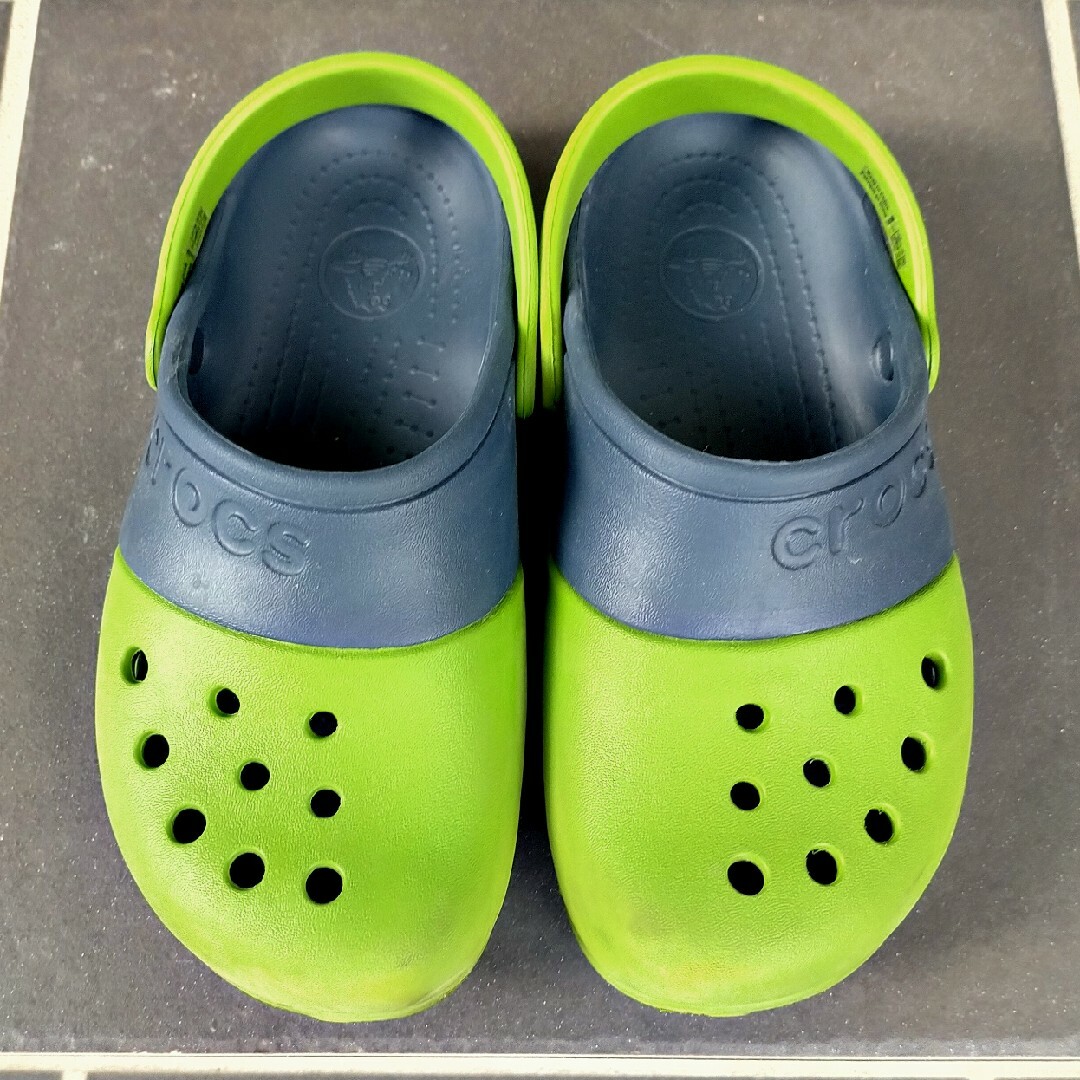 crocs(クロックス)のクロック 子供用 緑 紺色 グリーン ネイビー キッズ/ベビー/マタニティのキッズ靴/シューズ(15cm~)(スリッパ)の商品写真