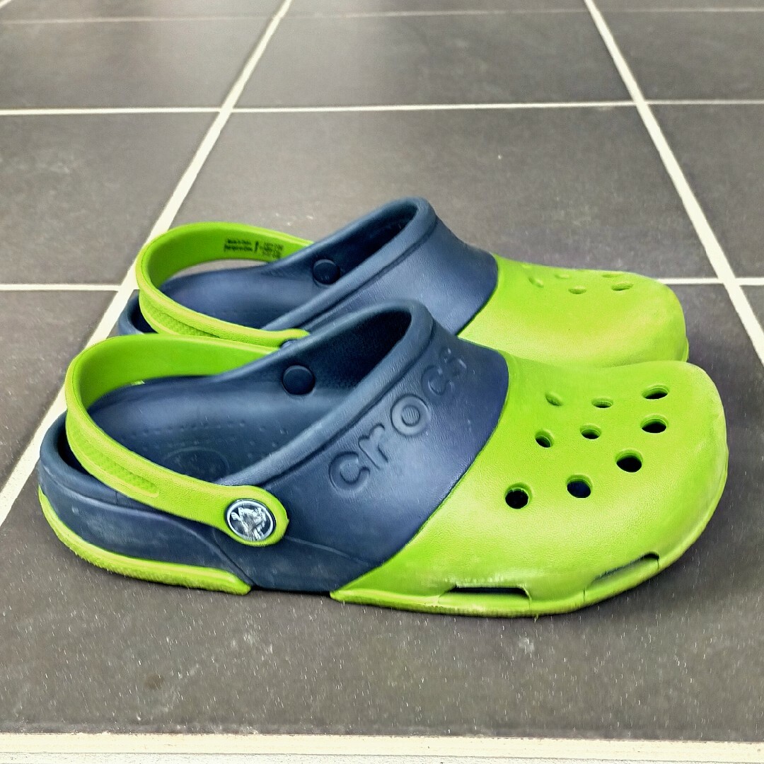 crocs(クロックス)のクロック 子供用 緑 紺色 グリーン ネイビー キッズ/ベビー/マタニティのキッズ靴/シューズ(15cm~)(スリッパ)の商品写真