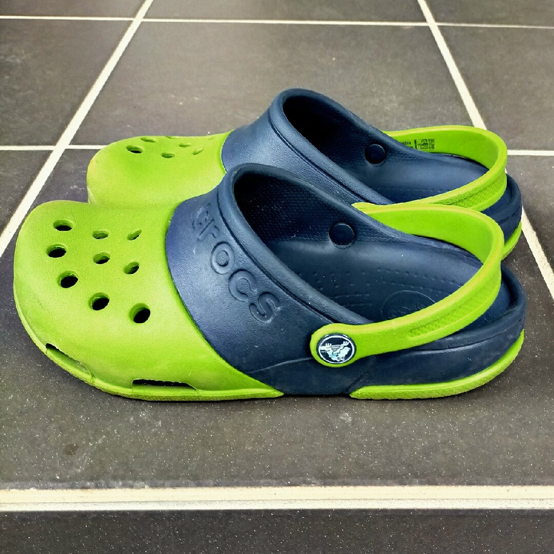 crocs(クロックス)のクロック 子供用 緑 紺色 グリーン ネイビー キッズ/ベビー/マタニティのキッズ靴/シューズ(15cm~)(スリッパ)の商品写真