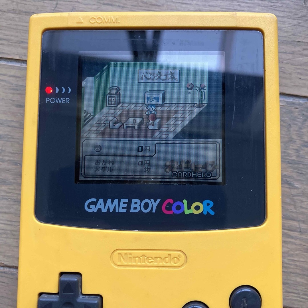 ゲームボーイ(ゲームボーイ)のゲームボーイカラー　イエロー　ソフト2つ付き　ポケモン銀　カードヒーロー エンタメ/ホビーのゲームソフト/ゲーム機本体(携帯用ゲーム機本体)の商品写真