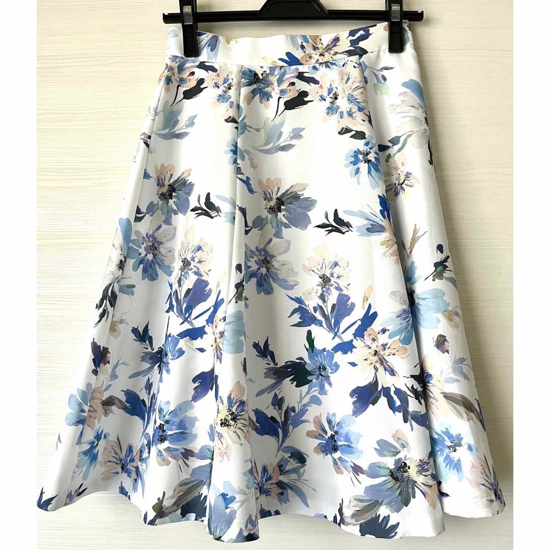 Apuweiser-riche(アプワイザーリッシェ)のアプ 水彩花柄スカート レディースのスカート(ひざ丈スカート)の商品写真