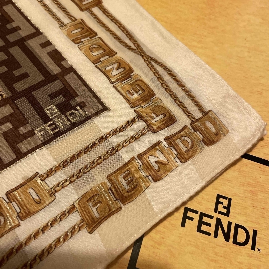 FENDI(フェンディ)の🉐極美　フェンディ ハンカチスカーフ　大判　ズッカ ９　　人気定番🟫 レディースのファッション小物(ハンカチ)の商品写真