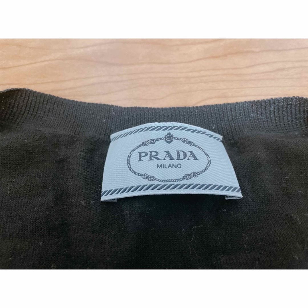 PRADA(プラダ)の正規品　早い者勝ち　ハイビスカスプリント　ハイゲージVネックニット　GUCCI レディースのトップス(ニット/セーター)の商品写真