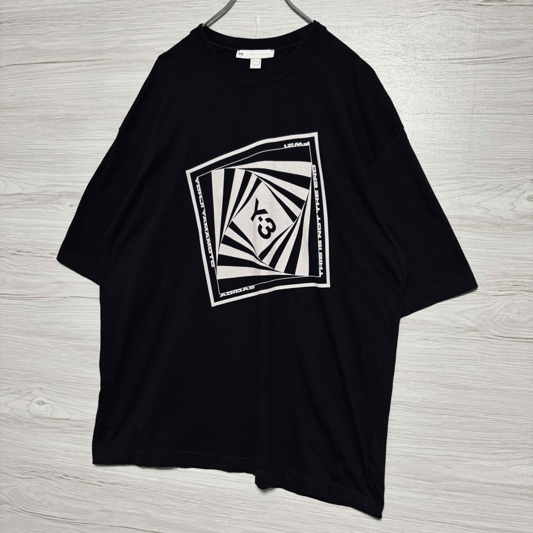 Y-3(ワイスリー)の【人気デザイン】Y-3 ワイスリー　Tシャツ　XLサイズ　センターロゴ　希少 メンズのトップス(Tシャツ/カットソー(半袖/袖なし))の商品写真