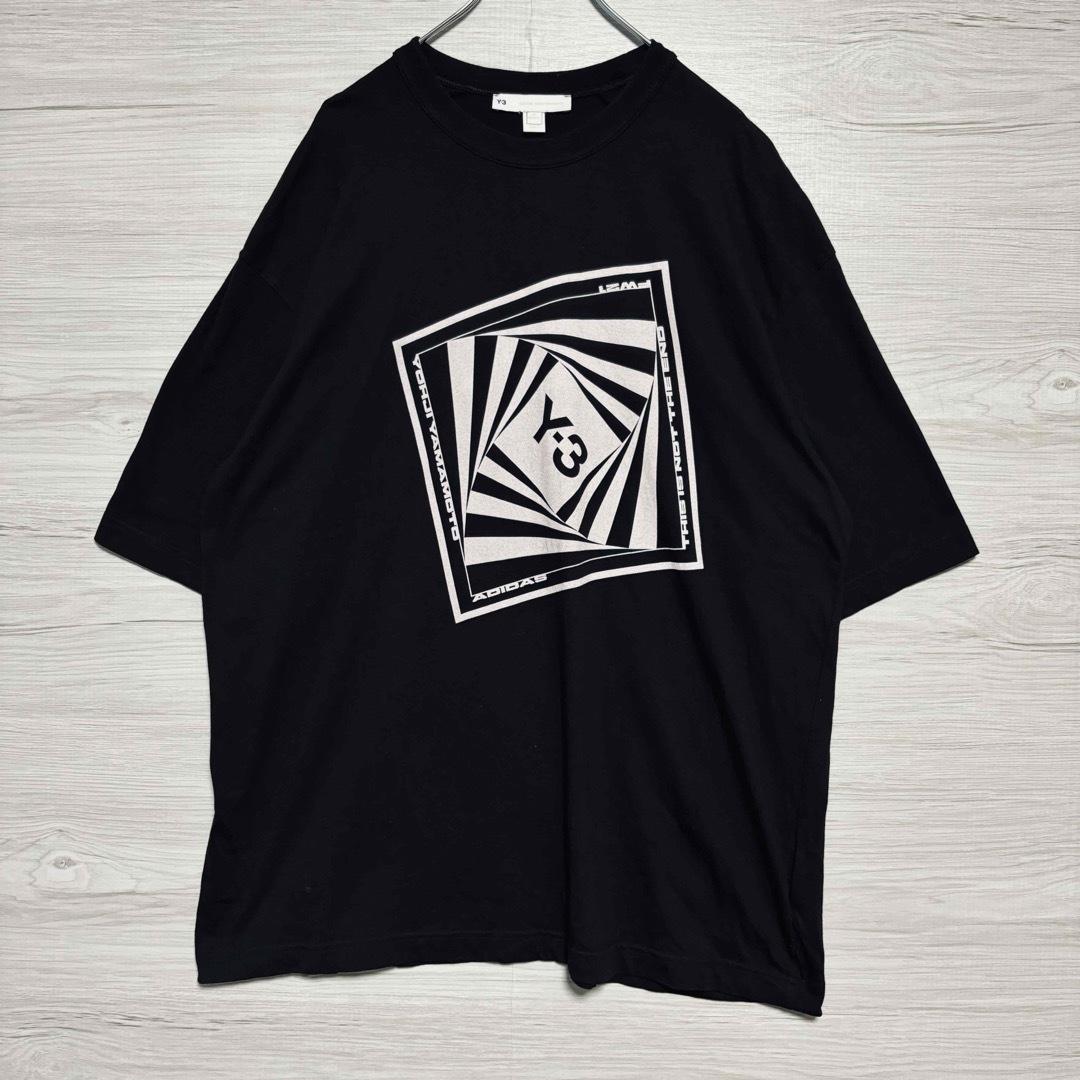 Y-3(ワイスリー)の【人気デザイン】Y-3 ワイスリー　Tシャツ　XLサイズ　センターロゴ　希少 メンズのトップス(Tシャツ/カットソー(半袖/袖なし))の商品写真