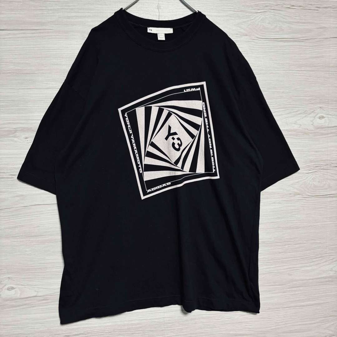 Y-3(ワイスリー)の【人気デザイン】Y-3 ワイスリー　Tシャツ　XLサイズ　センターロゴ　希少 メンズのトップス(Tシャツ/カットソー(半袖/袖なし))の商品写真