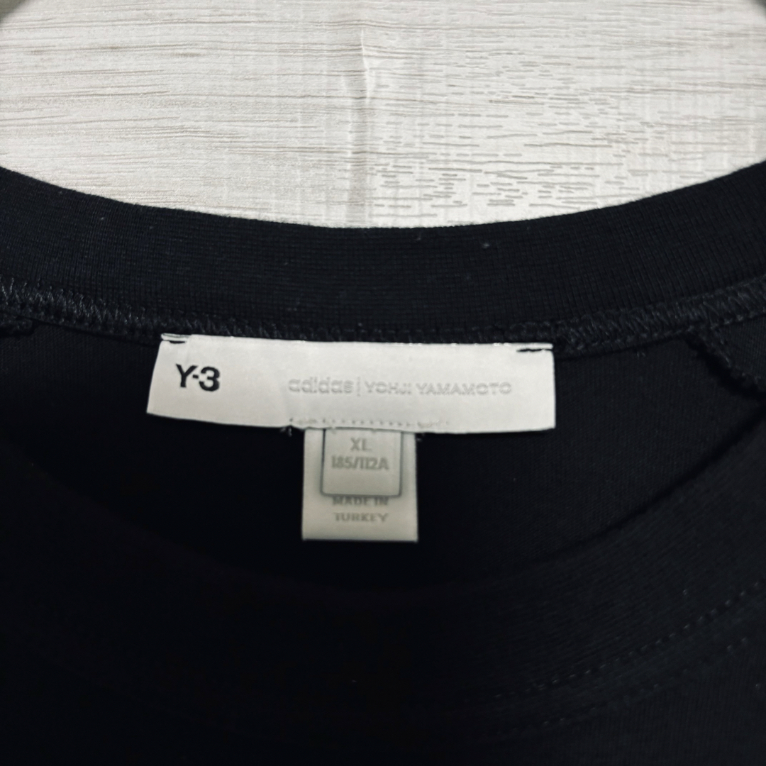 Y-3(ワイスリー)の【人気デザイン】Y-3 ワイスリー　Tシャツ　XLサイズ　センターロゴ　希少 メンズのトップス(Tシャツ/カットソー(半袖/袖なし))の商品写真