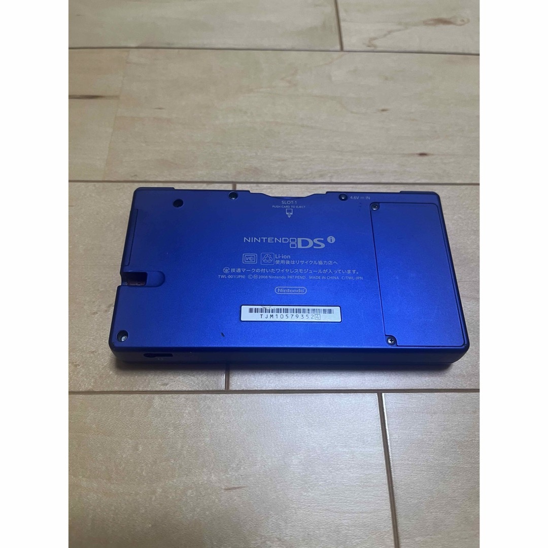 任天堂(ニンテンドウ)の【中古】ニンテンドーDSi 充電器付き・タッチペンなし エンタメ/ホビーのゲームソフト/ゲーム機本体(携帯用ゲーム機本体)の商品写真