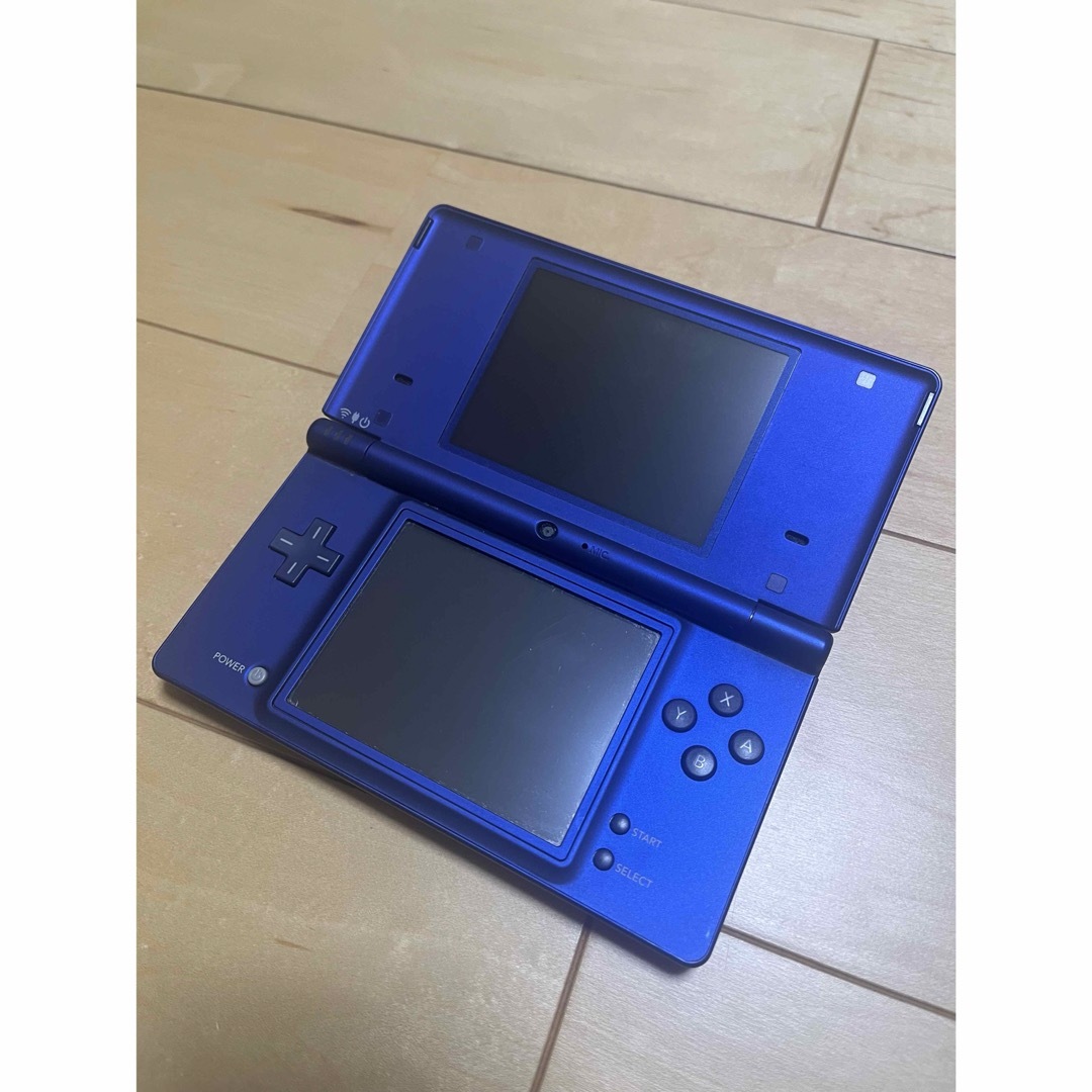 任天堂(ニンテンドウ)の【中古】ニンテンドーDSi 充電器付き・タッチペンなし エンタメ/ホビーのゲームソフト/ゲーム機本体(携帯用ゲーム機本体)の商品写真