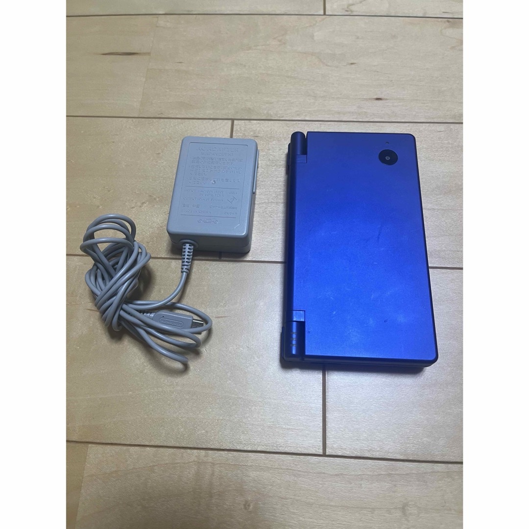 任天堂(ニンテンドウ)の【中古】ニンテンドーDSi 充電器付き・タッチペンなし エンタメ/ホビーのゲームソフト/ゲーム機本体(携帯用ゲーム機本体)の商品写真