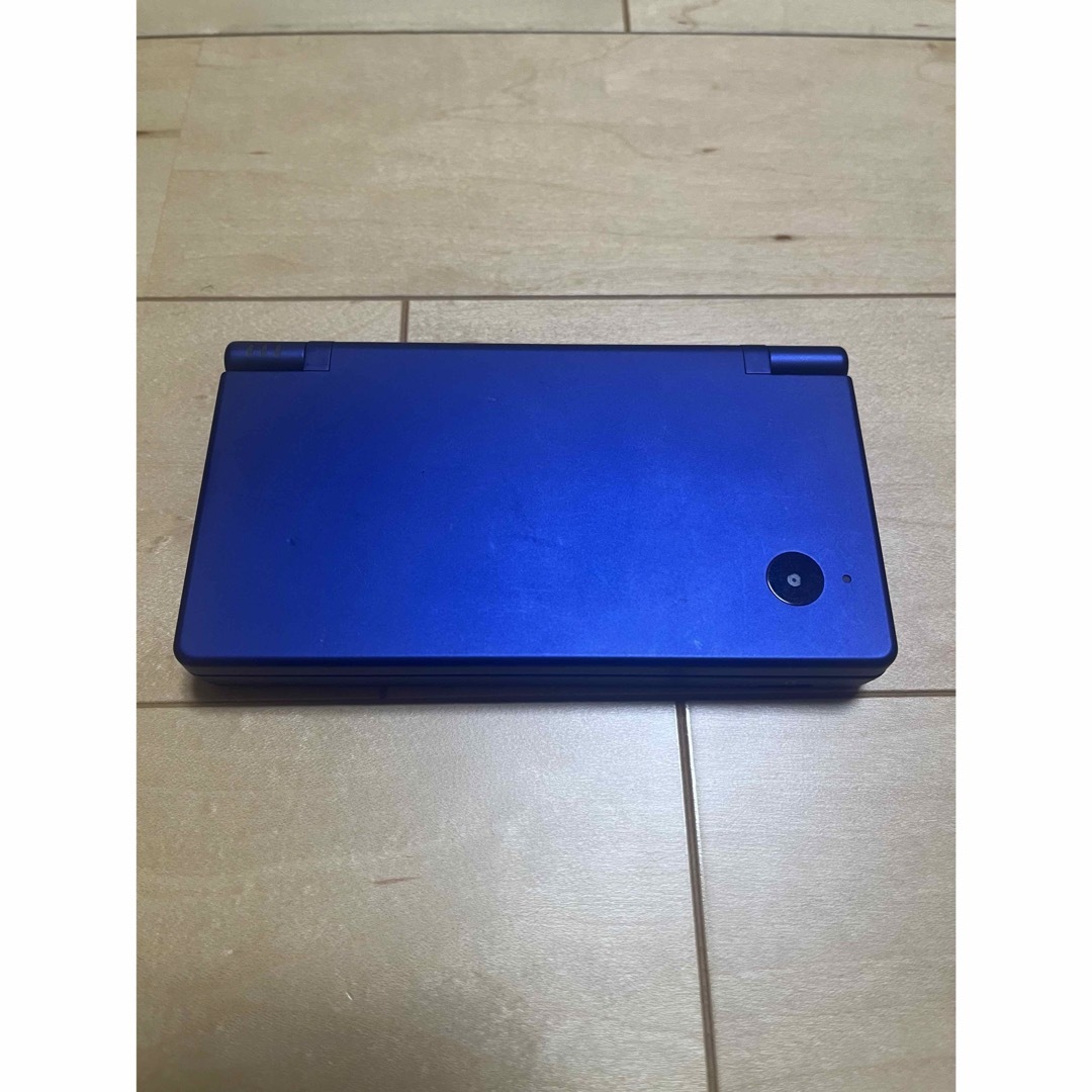 任天堂(ニンテンドウ)の【中古】ニンテンドーDSi 充電器付き・タッチペンなし エンタメ/ホビーのゲームソフト/ゲーム機本体(携帯用ゲーム機本体)の商品写真