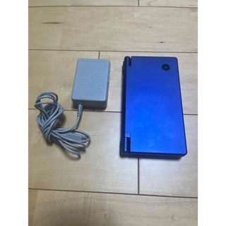 ニンテンドウ(任天堂)の【中古】ニンテンドーDSi 充電器付き・タッチペンなし(携帯用ゲーム機本体)