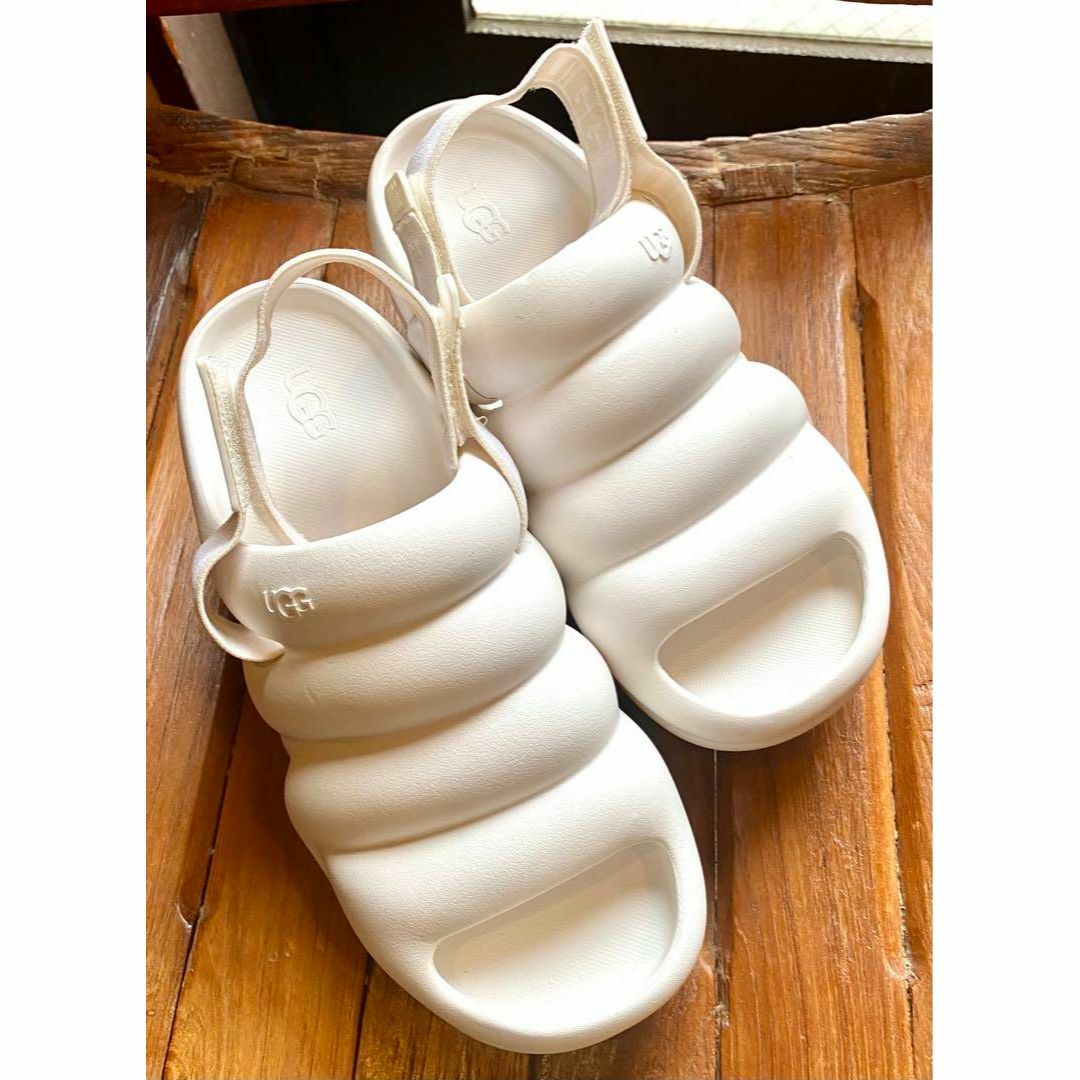UGG(アグ)の未使用・展示品✨激可愛✨24cm✨UGG✨Aww Yeah✨アー イヤー✨厚底 レディースの靴/シューズ(サンダル)の商品写真