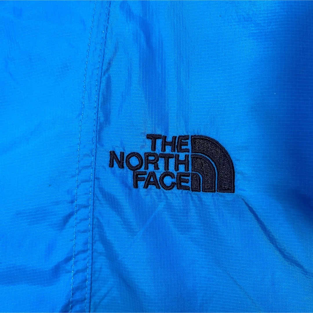 THE NORTH FACE(ザノースフェイス)のノースフェイス】ナイロンジャケットパーカー　ブルーレッド　刺繍ワンポイント１５R メンズのジャケット/アウター(ナイロンジャケット)の商品写真