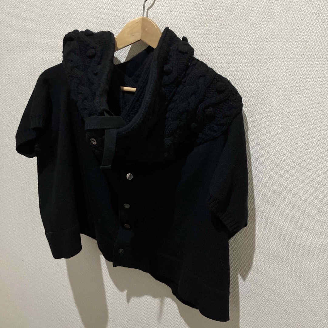 COMME des GARCONS(コムデギャルソン)のコムデギャルソン　黒半袖カーディガン　サイズM tao ハイネック　ケープ風 レディースのトップス(カーディガン)の商品写真