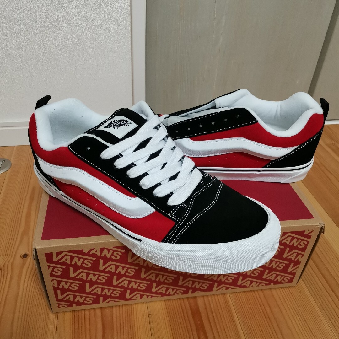 VANS(ヴァンズ)の【早い者勝ち値引き新品未使用】VANS Knu Skool 黒赤30cm メンズの靴/シューズ(スニーカー)の商品写真