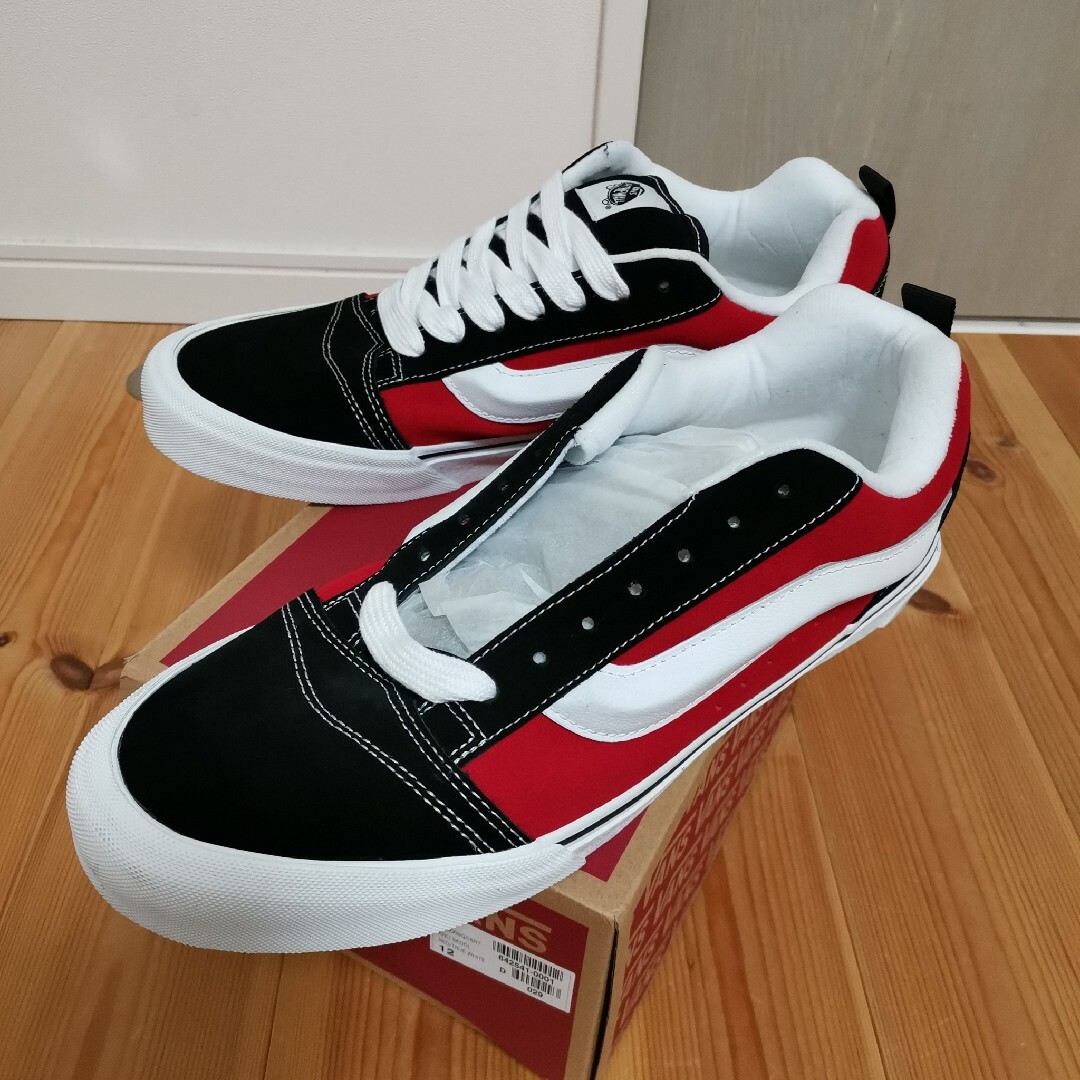 VANS(ヴァンズ)の【早い者勝ち値引き新品未使用】VANS Knu Skool 黒赤30cm メンズの靴/シューズ(スニーカー)の商品写真