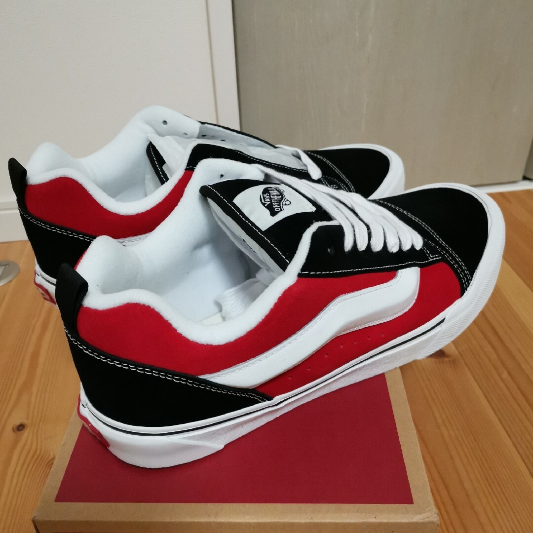 VANS(ヴァンズ)の【早い者勝ち値引き新品未使用】VANS Knu Skool 黒赤30cm メンズの靴/シューズ(スニーカー)の商品写真