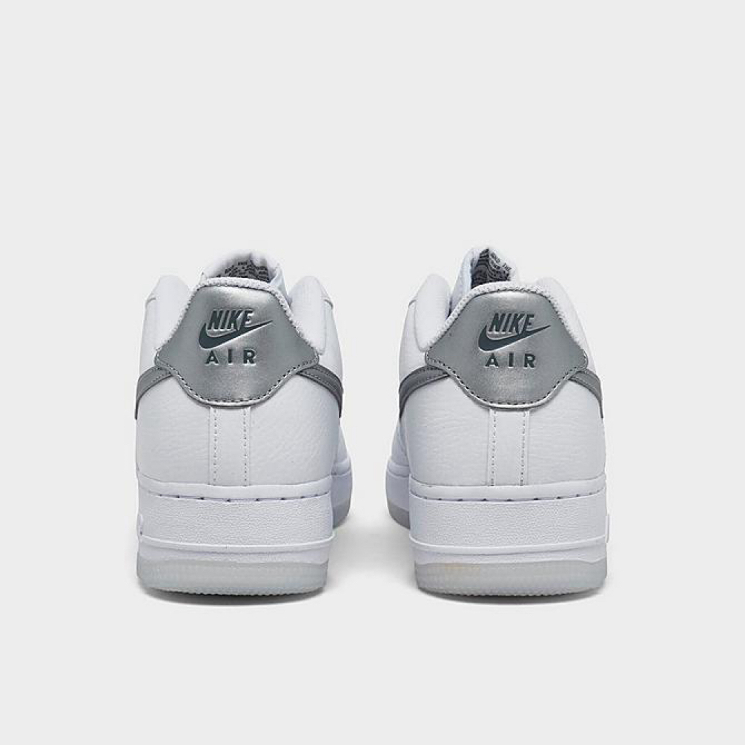 NIKE(ナイキ)の23.5【新品】NIKE AIR FORCE 1 GS ホワイト シルバー 白 レディースの靴/シューズ(スニーカー)の商品写真