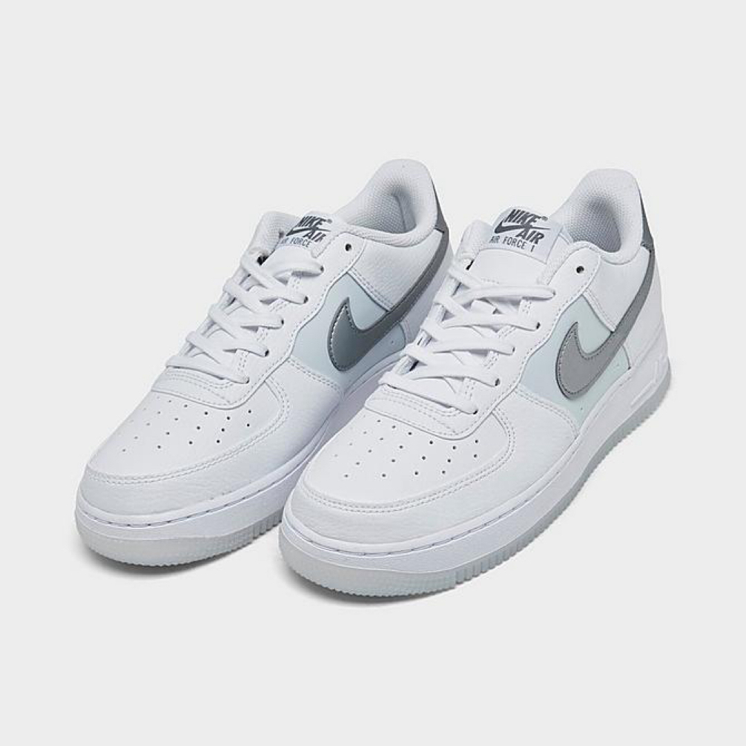 NIKE(ナイキ)の23.5【新品】NIKE AIR FORCE 1 GS ホワイト シルバー 白 レディースの靴/シューズ(スニーカー)の商品写真