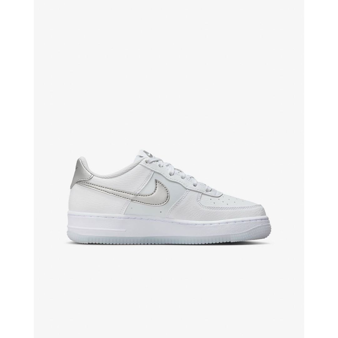 NIKE(ナイキ)の23.5【新品】NIKE AIR FORCE 1 GS ホワイト シルバー 白 レディースの靴/シューズ(スニーカー)の商品写真