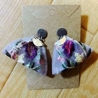 インド刺繍タッセルリボンピアス　シルバー✖️グレー系(ピアス)