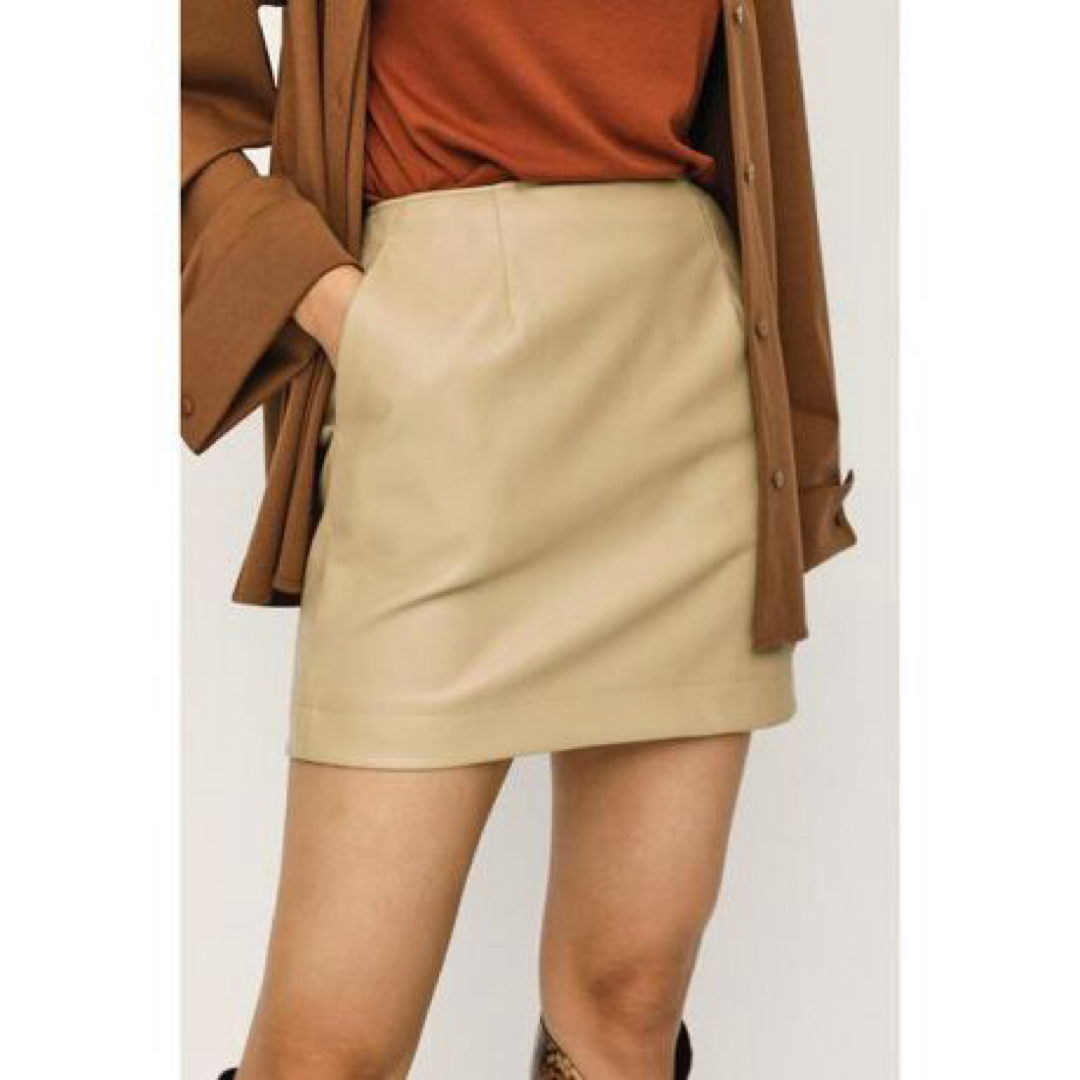SLY(スライ)のSLY スライ　ベージュ　SKIN LEATHER MINI スカート レディースのスカート(ミニスカート)の商品写真