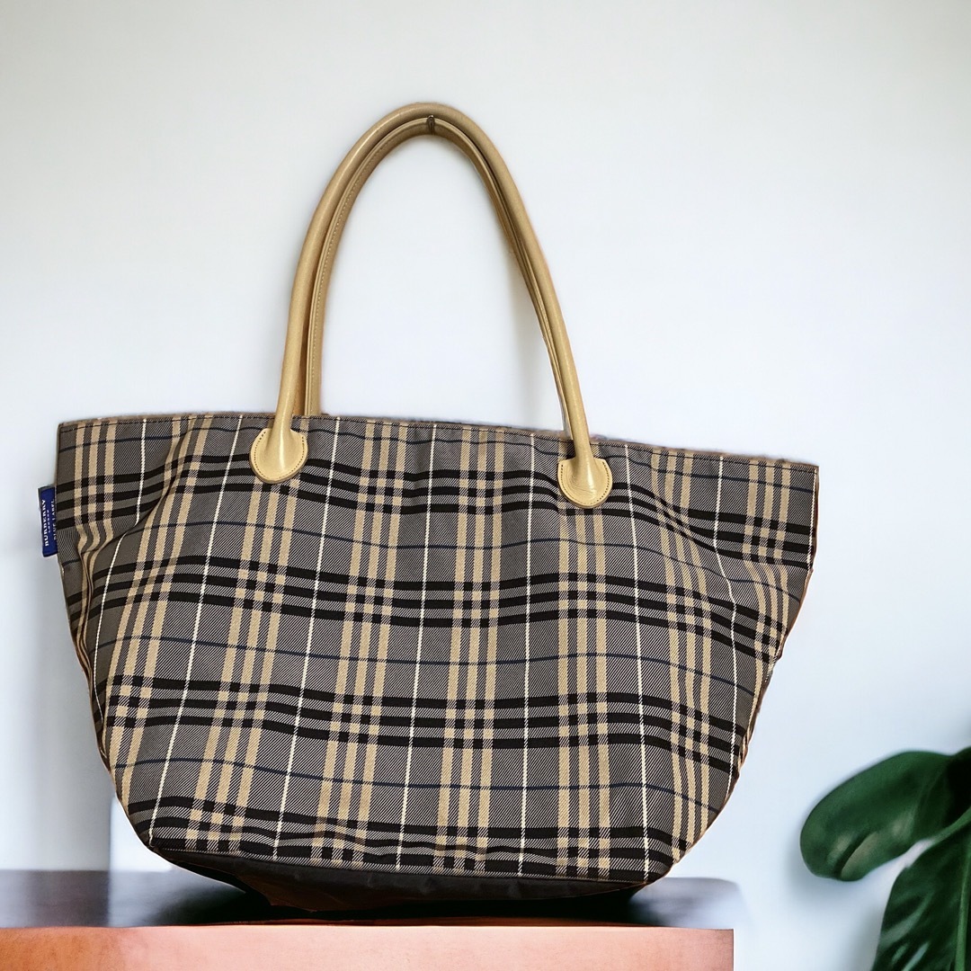 BURBERRY BLUE LABEL(バーバリーブルーレーベル)の★ Burberry ★ ネイビー　ナイロントートーバッグ ノバチェック 舟形　 レディースのバッグ(トートバッグ)の商品写真