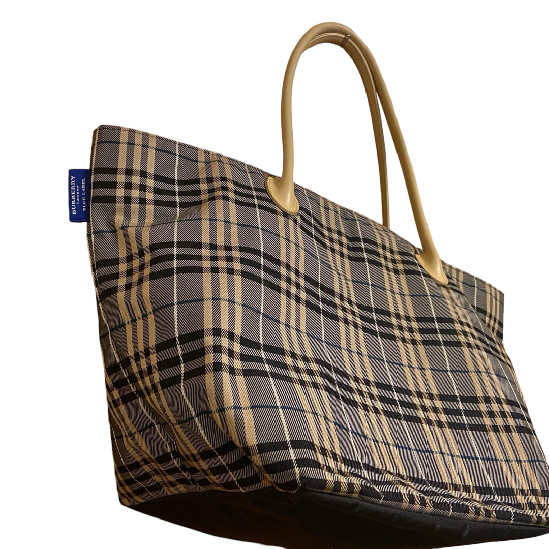 BURBERRY BLUE LABEL(バーバリーブルーレーベル)の★ Burberry ★ ネイビー　ナイロントートーバッグ ノバチェック 舟形　 レディースのバッグ(トートバッグ)の商品写真