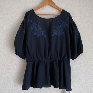 アズールバイマウジー(AZUL by moussy)の● アズールバイマウジー新品　ボタニカルペプラムカットソー　カシュクール２way(カットソー(長袖/七分))