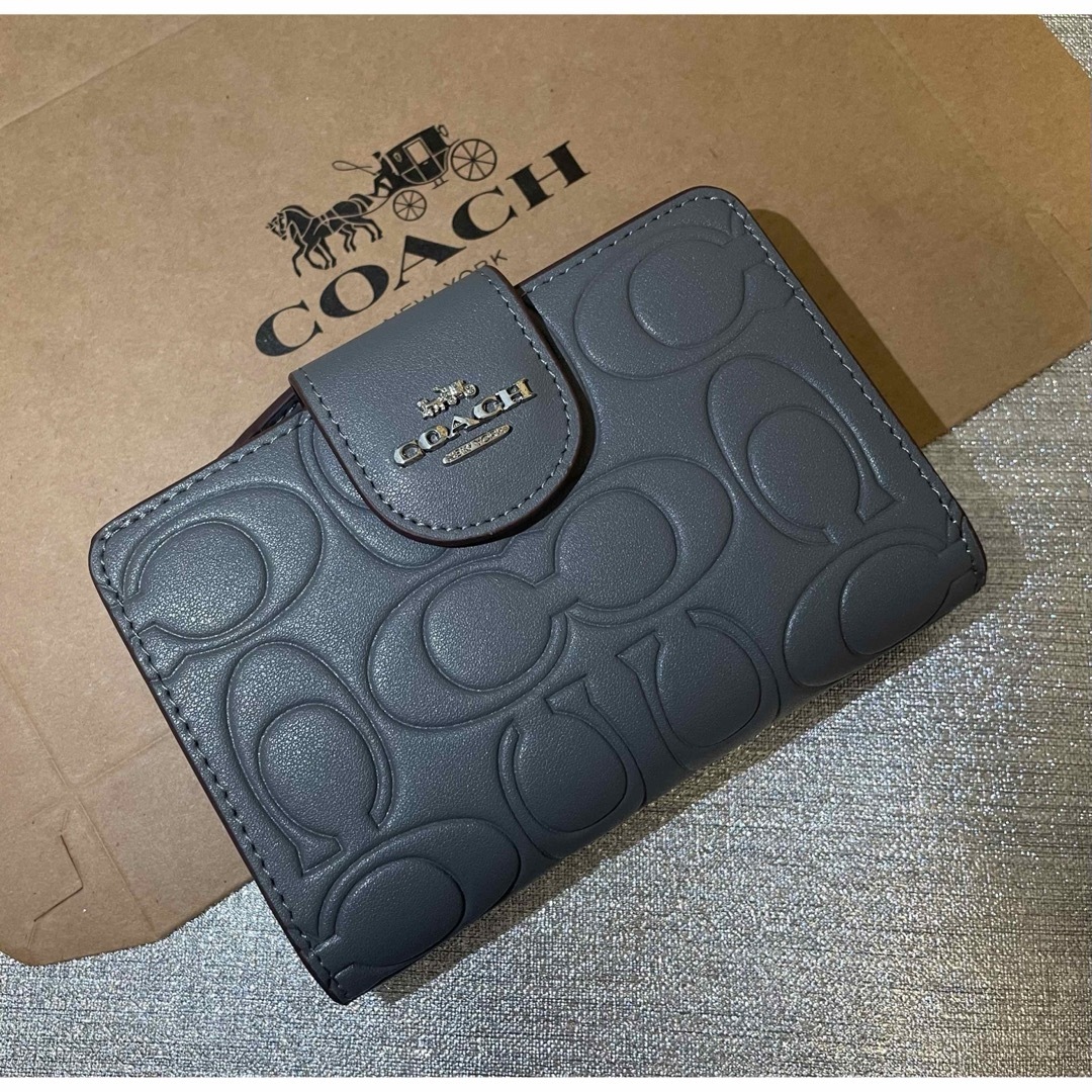 COACH(コーチ)のCOACH 二つ折り　コーチ　エンボス　グレー　レザー　未使用品 レディースのファッション小物(財布)の商品写真