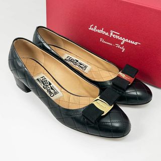 サルヴァトーレフェラガモ(Salvatore Ferragamo)の美品◎フェラガモ パンプス キルティング ヴァラリボン 黒 ブラック ゴールド(ハイヒール/パンプス)