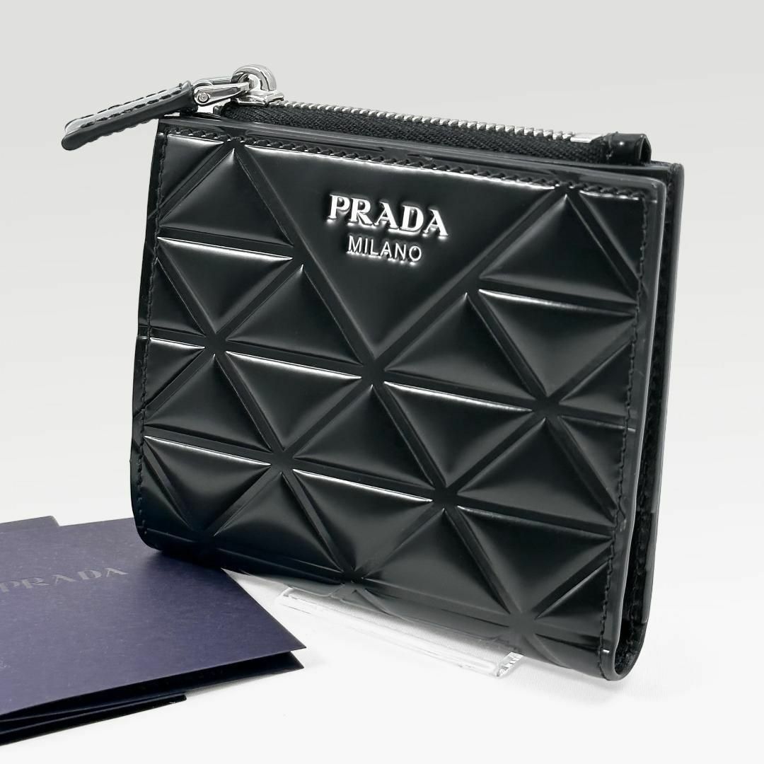 PRADA(プラダ)の◎極美品◎プラダ 二つ折り財布 モノリス トライアングル 三角ロゴ エンボス 黒 メンズのファッション小物(折り財布)の商品写真