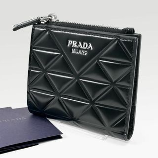 プラダ(PRADA)の◎極美品◎プラダ 二つ折り財布 モノリス トライアングル 三角ロゴ エンボス 黒(折り財布)