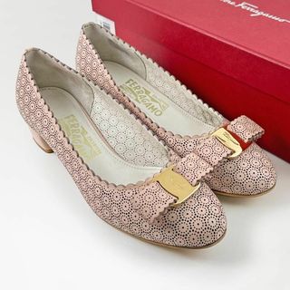 サルヴァトーレフェラガモ(Salvatore Ferragamo)の美品◎フェラガモ パンプス ヴァラリボン パンチング レース模様 ピンク 5D(ハイヒール/パンプス)