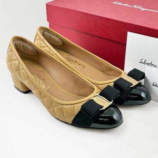 サルヴァトーレフェラガモ(Salvatore Ferragamo)の◎美品◎フェラガモ パンプス キルティング　ヴァラリボン 黒 ブラック ベージュ(ハイヒール/パンプス)