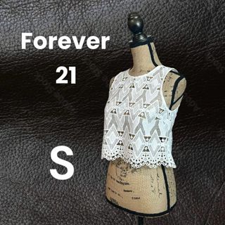 フォーエバートゥエンティーワン(FOREVER 21)の美品✨【Forever21】総レースノースリーブブラウス　ショート丈　レイヤード(ベスト/ジレ)