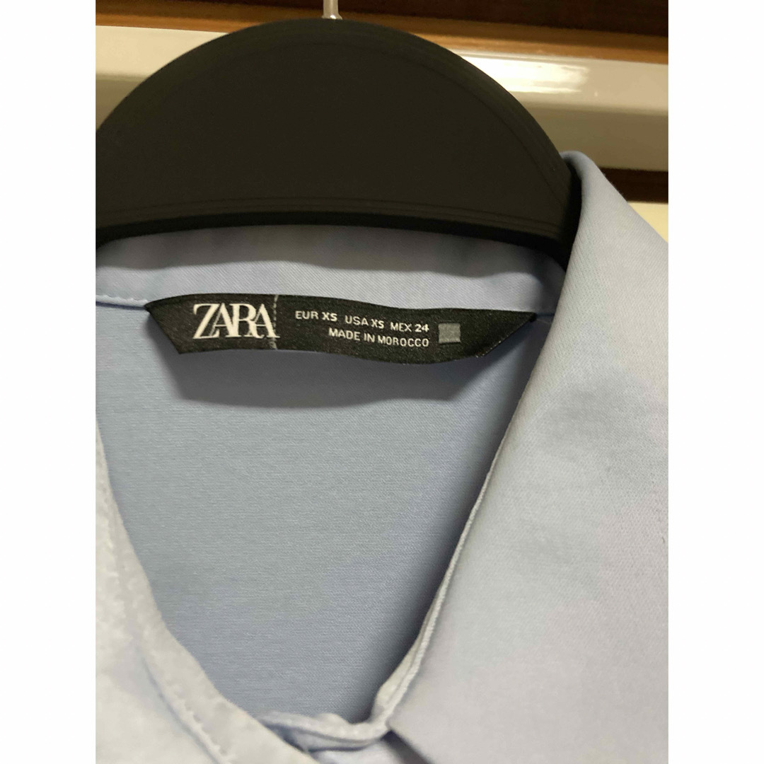 ZARA(ザラ)のZARA  サテンフリルシャツ　ブラウス レディースのトップス(Tシャツ(長袖/七分))の商品写真