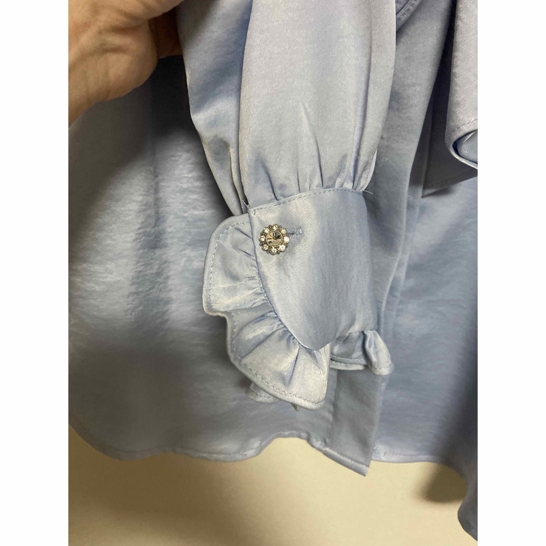 ZARA(ザラ)のZARA  サテンフリルシャツ　ブラウス レディースのトップス(Tシャツ(長袖/七分))の商品写真